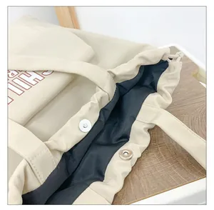 Bovenaanzicht van beige nylon shopper met magneetsluiting en rode CHILL-belettering