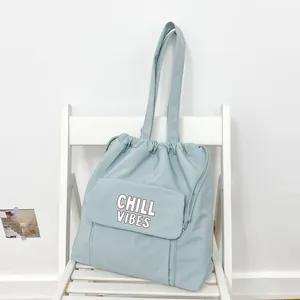 Dames Grote Capaciteit Nylon Tote Bag Casual Trekkoord Schoudertas Met Chill Vibes Letter Print Voor Gym Reizen Dagelijks Gebruik