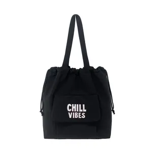 Grote zwarte nylon draagtas met Chill Vibes letterprint en trekkoordsluiting