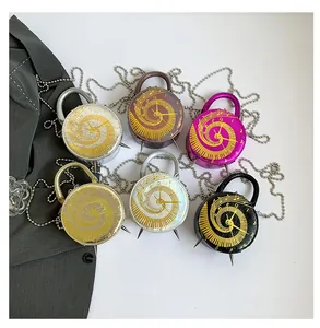Vue à plat de petits sacs ronds à chaîne avec motif d'horloge créatif et clous métalliques
