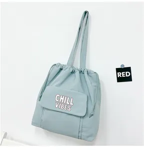 Lichtblauwe nylon tote tas met Chill Vibes letterprint en trekkoord voor dames