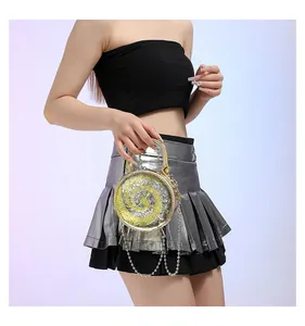 Détail du sac rond argenté métallique avec cadran jaune et bandoulière en chaîne à perles