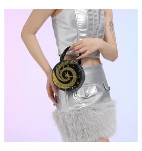 Vue détaillée du sac rond horloge avec motif piano doré et bandoulière en chaîne