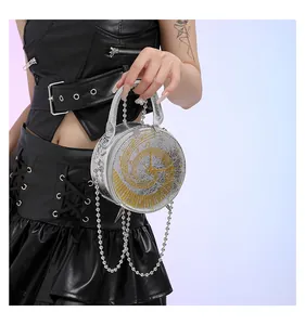 Détail d'un sac rond argenté avec cadran d'horloge vintage et bandoulière en chaîne