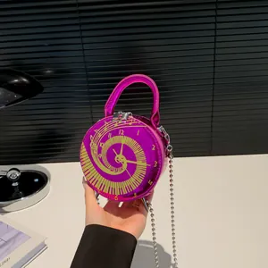 Sac à main horloge violet avec motif touches de piano, cadran doré et chaîne argentée