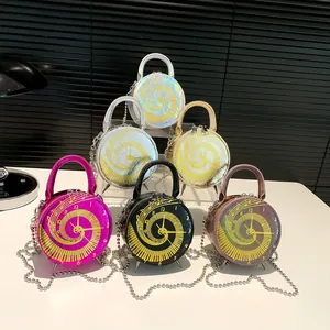 Collection de sacs à main horloge originaux avec finitions métallisées et chaînes