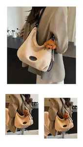 Détail du sac hobo beige avec pendentif ours, sangle réglable et fermoir aimanté