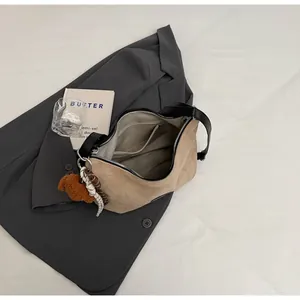 Détail de l'intérieur du grand sac en daim beige montrant la doublure et l'espace de rangement