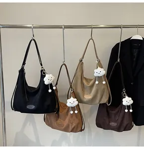 Λεπτομέρεια από τέσσερις ματ τσάντες tote με κρεμαστά σύννεφα σε μεταλλική βάση