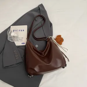 Grand sac hobo vintage en cuir mat marron avec un joli pendentif en forme d'ours peluche