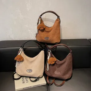 Grands sacs à bandoulière mats rétro en beige et marron avec pendentif ours peluche