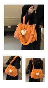 Detalle del bolso acolchado naranja vibrante con un llavero de monstruo de peluche blanco