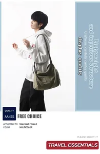 Vue détaillée du sac bandoulière en nylon vert olive avec structure légère et ingénieuse