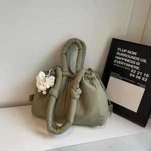 Bolso tote minimalista verde frijol de gran capacidad con cordón y amuleto