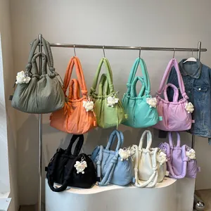 Bolsos acolchados de varios colores con cierre de cordón y colgantes de muñecas