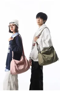Sacs à bandoulière en nylon rose et vert olive portés par des mannequins, style tendance