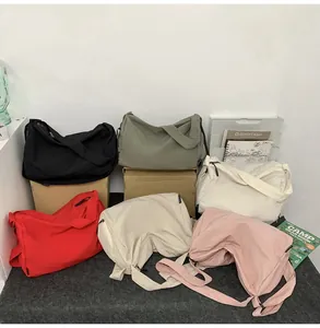 Sacs bandoulière en nylon de cinq couleurs avec de larges sangles et fermetures éclair