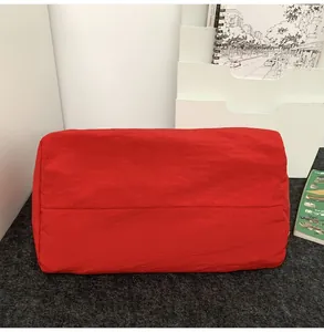 Vue latérale du grand sac de rangement en nylon rouge avec tissu froissé texturé