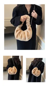 Détail montrant la texture en fausse fourrure et la chaîne dorée de ce sac nuage chic