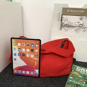 Grand sac bandoulière en nylon rouge avec iPad pour montrer sa grande capacité de rangement