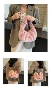Détail du sac chaîne en fausse fourrure rose montrant la texture douce et le design plissé