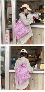 Dettaglio dello zaino a quadretti rosa e blu con chiusura a coulisse e perline