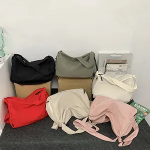 Grands sacs bandoulière en nylon en plusieurs coloris comme noir, vert, blanc, rouge et rose