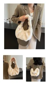 Détails d'un sac nuage blanc en fausse fourrure pelucheuse avec une chaîne dorée
