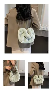 Détail du sac bandoulière en fausse fourrure vert menthe avec chaîne dorée et plis doux