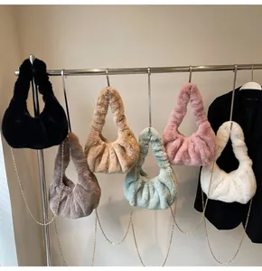 Six couleurs de sacs en fausse fourrure avec chaînes dorées sur un présentoir