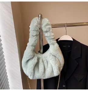 Détail d'un sac bandoulière en peluche vert clair avec texture plissée en fausse fourrure