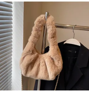 Vue détaillée du sac à main en peluche abricot avec bandoulière en chaîne dorée