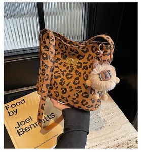 Dettaglio della borsa leopardata con chiusura dorata e ciondolo a forma di leone