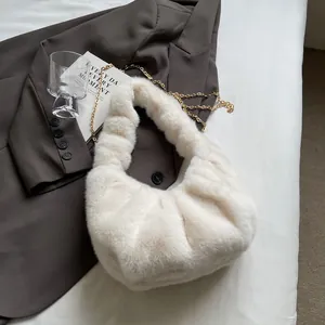 Sac à main nuage en fausse fourrure crème avec bandoulière chaîne dorée élégante femme