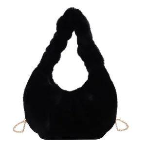 Sac hobo élégant en fausse fourrure noire avec chaîne dorée et poignée en peluche