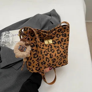 Borsa a Spalla Vintage con Stampa Leopardata in Simil Scamosciato per Donna Grande Capacità Borsa a Tracolla in Pelle PU Con Chiusura Dorata Ciondolo in Peluche