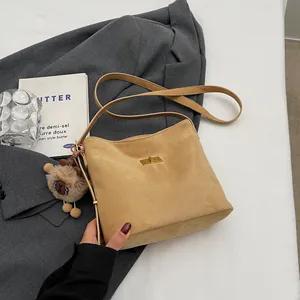Borsa a spalla scamosciata leopardata con chiusura dorata e ciondolo a forma di alpaca