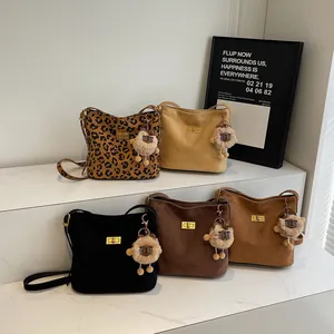 Borse a tracolla alla moda leopardate e scamosciate con serrature dorate ed eleganti