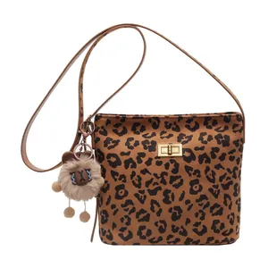 Borsa a tracolla leopardata alla moda con chiusura girevole dorata e ciondolo a orsetto
