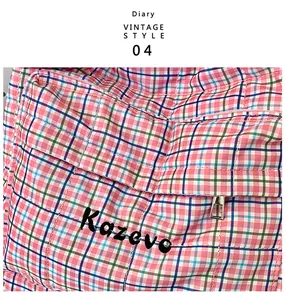 Dettaglio dello zaino vintage a quadretti rosa e blu con logo Kazevo ricamato