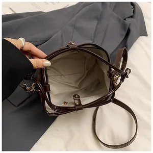 Vue de dessus du sac seau marron foncé montrant le fermoir magnétique et la doublure