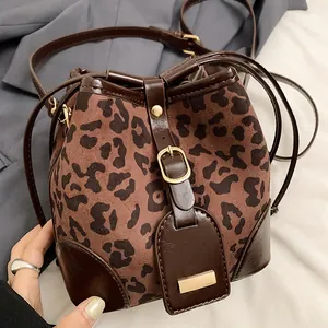 Sac Seau Vintage Imprimé Léopard en Cuir PU Dépoli Sac Bandoulière pour Femmes Grande Capacité Sac à Épaule avec Cordon de Serrage