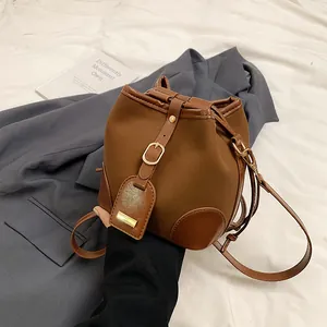 Sac seau rétro marron à motif léopard avec cordon de serrage et bandoulière réglable