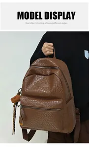 Detailansicht brauner Rucksack in Flechtoptik mit Bärenanhänger und Doppelreißverschluss