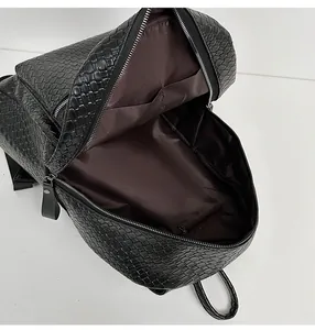 Innenansicht des schwarzen geflochtenen Rucksacks mit großem Fach und Taschenfutter