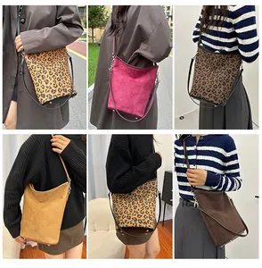 Vues détaillées de sacs seaux vintage à motif léopard et sacs à bandoulière en suède