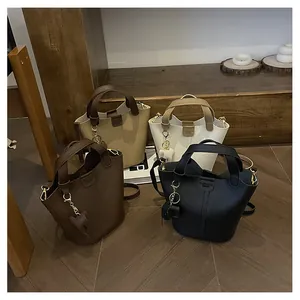 Details von bunten Beuteltaschen aus genarbtem Leder mit Metallanhängern