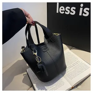 Details der schwarzen Beuteltasche aus Leder mit goldenen Elementen und Elefantenanhänger