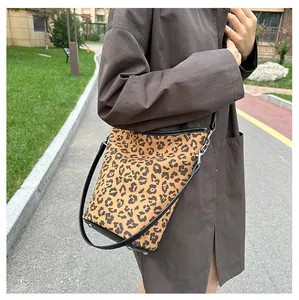 Vue détaillée du grand sac seau à imprimé léopard avec bandoulière en cuir noir chic