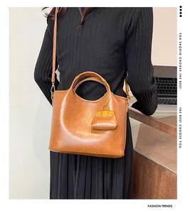 Vista dettagliata della borsa tote vintage in pelle marrone con mini pochette abbinata